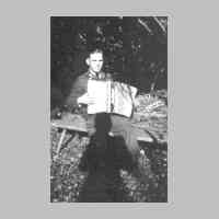 028-0081 Gerhard Neumann 1941 auf Heimaturlaub..jpg